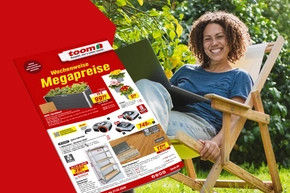 Eine lächelnde Person entspannt mit Laptop im Garten, überlagert von einem Werbeprospekt.